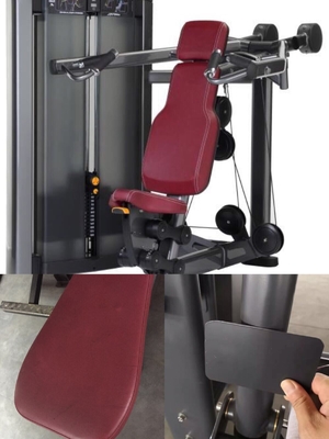 Forme physique de bodybuilding tenant l'entraîneur de gymnase intégré par machine multi de hanche